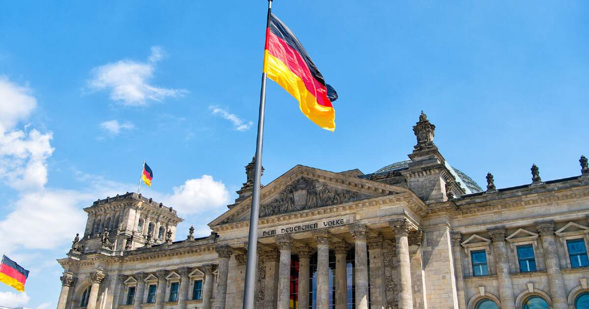 Government rejects idea of distributing German flags to schoolchildren